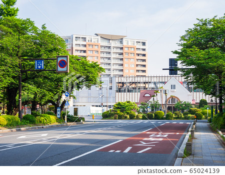 Tokyo's restored old national station building and university street 65024139