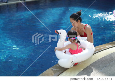 Asian chinese mother spending time with daughter Asian chinese mother spending time with daughter 65024524