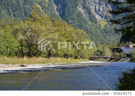 上高地的梓河（長野縣松本市） 65024571