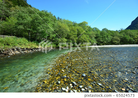 上高地的梓河（長野縣松本市） 65024573