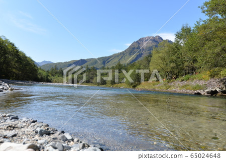 上高地梓河和八木岳（長野縣松本市） 65024648