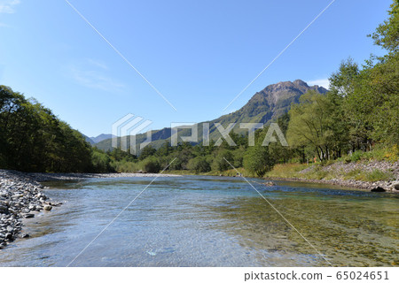 Kamikochi Azusa River and Yakedake (Matsumoto City, Nagano Prefecture) 65024651