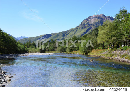 上高地梓河和八木岳（長野縣松本市） 65024656