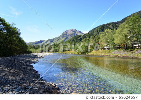 上高地梓河和八木岳（長野縣松本市） 65024657