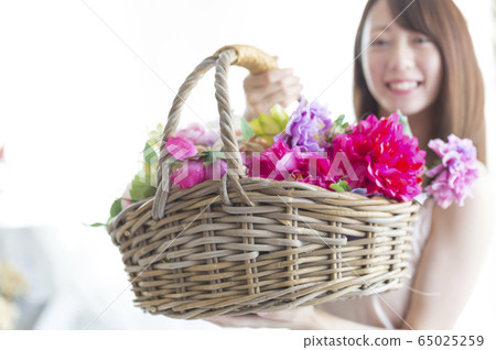 Flower basket and woman Flower basket and woman 65025259