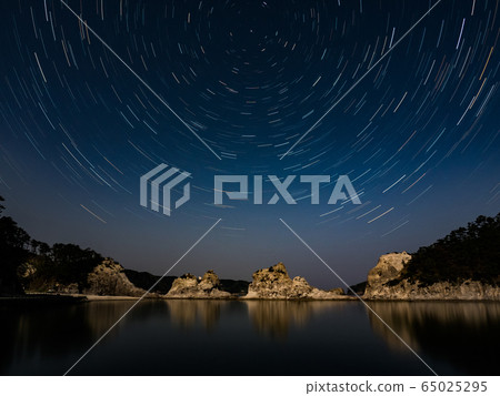 Jodogahama beach and star trails Jodogahama beach and star trails 65025295