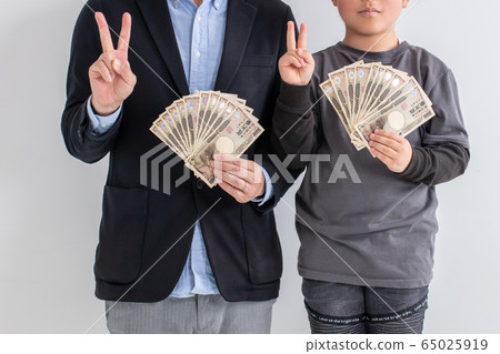 父母子女有100,000日元補助金兒童津貼錢微笑 父母子女有100,000日元補助金兒童津貼錢微笑 65025919