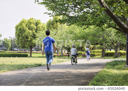 Family holiday landscape in the park 65026040