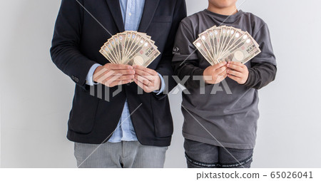 Parents and children have a benefit of 100,000 yen Parenting allowance money Child allowance 65026041