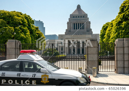 Houses of Parliament and police car 65026396