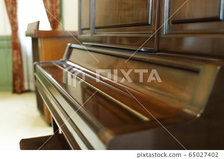 封閉式鋼琴 65027402