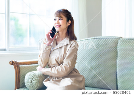 在智能手機上放鬆和交談 65028401