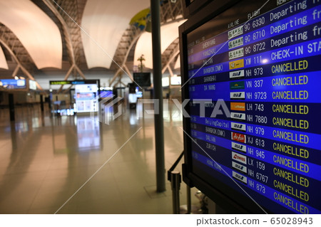 An electronic bulletin board at Kansai International Airport that informs that most international flights are canceled due to the influence of the new Corona 65028943
