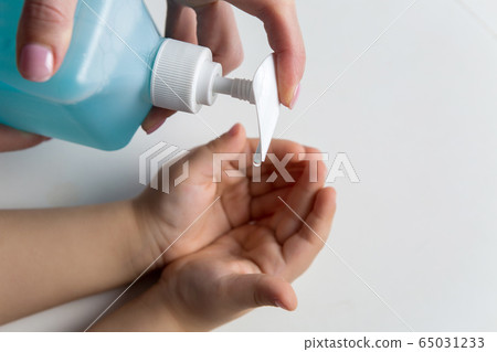 mom pours liquid soap on the palm of the child during the epidemic mom pours liquid soap on the palm of the child during the epidemic 65031233