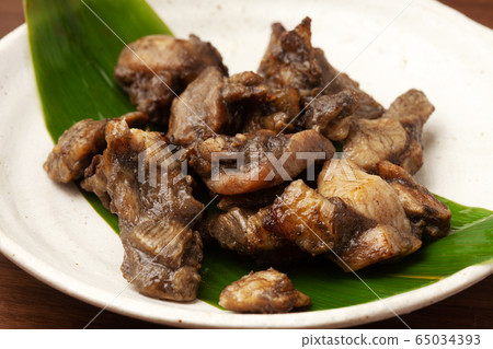 Charcoal grilling of local chicken 65034393