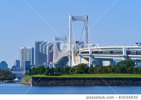 東京灣風光台場公園和彩虹橋 東京灣風光台場公園和彩虹橋 65034830