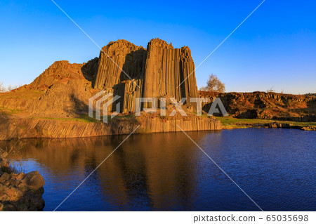 Polygonal structures of basalt columns, natural 65035698