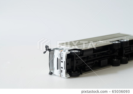 Truck accident 65036093