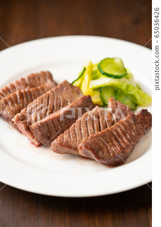 Thick sliced beef tongue grilled with salt Thick sliced beef tongue grilled with salt 65036426