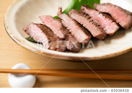 Thick sliced beef tongue grilled with salt 65036438