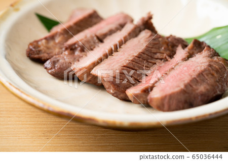 Thick sliced beef tongue grilled with salt 65036444