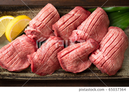 厚切的牛舌切成1厘米 65037364