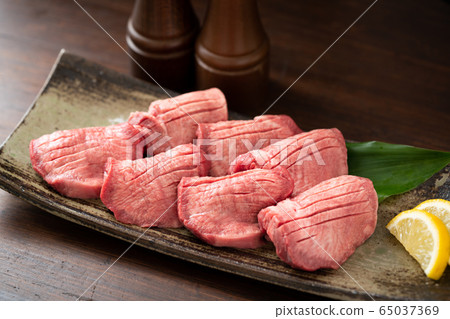 厚切的牛舌切成1厘米 65037369