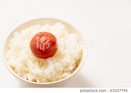 Umeboshi (Umeboshi placed on rice). 65037745