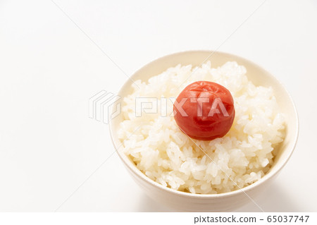 Umeboshi (Umeboshi placed on rice). Umeboshi (Umeboshi placed on rice). 65037747