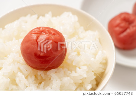 Umeboshi (Umeboshi placed on rice). 65037748