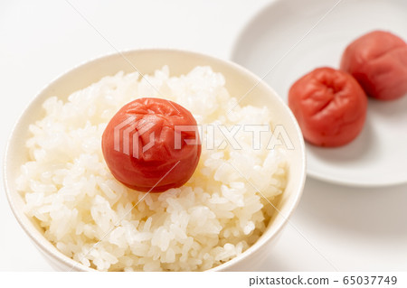 Umeboshi (Umeboshi placed on rice). Umeboshi (Umeboshi placed on rice). 65037749
