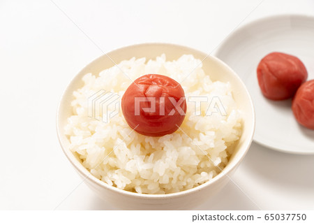 Umeboshi (Umeboshi placed on rice). Umeboshi (Umeboshi placed on rice). 65037750