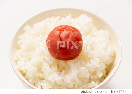 Umeboshi (Umeboshi placed on rice). Umeboshi (Umeboshi placed on rice). 65037751