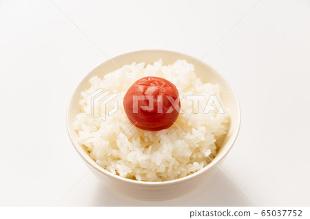 Umeboshi (Umeboshi placed on rice). Umeboshi (Umeboshi placed on rice). 65037752