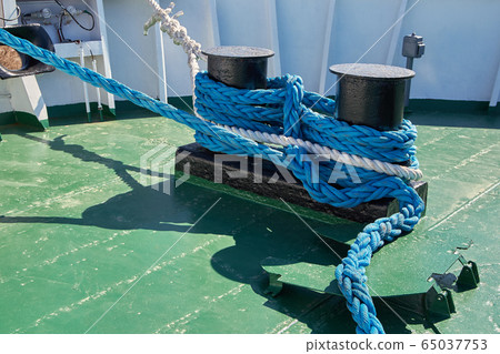 Ship is moored to the berth using a nylon rope Ship is moored to the berth using a nylon rope 65037753