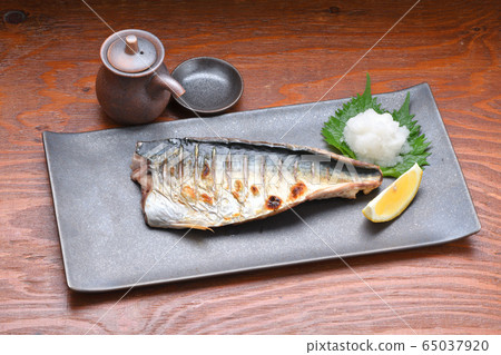 鯖魚，鯖魚，鯖魚，鹽烤鯖魚，烤。烤鯖魚配3條新鮮的家養魚新鮮鯖魚 65037920