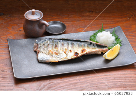 鯖魚，鯖魚，鯖魚，鹽烤鯖魚，烤。烤鯖魚配3條新鮮的家養魚新鮮鯖魚 65037923