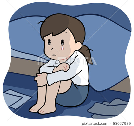 女人在黑暗的房間裡抱著膝蓋 65037989