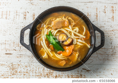 Curry udon made in an iron pot Curry udon made in an iron pot 65038066