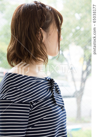 女人看著 女人看著 65038177