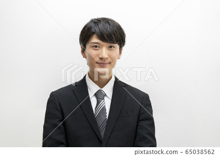 A young man in a suit 65038562