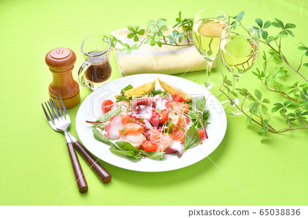 章魚（八達通），小扇貝（煮），鮭魚，小葉生牛肉片沙拉。 65038836