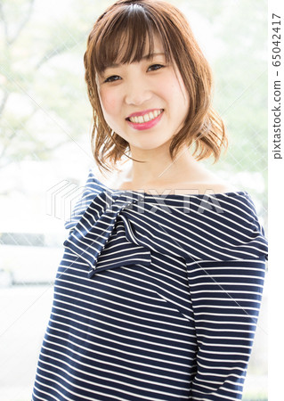 一個女人在新鮮的綠色 65042417