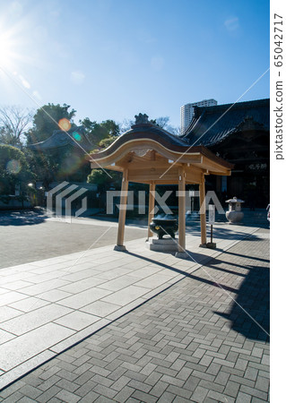 在湛藍的天空下，閃閃發光的陽光倒入千古寺地上的常滑爐 65042717