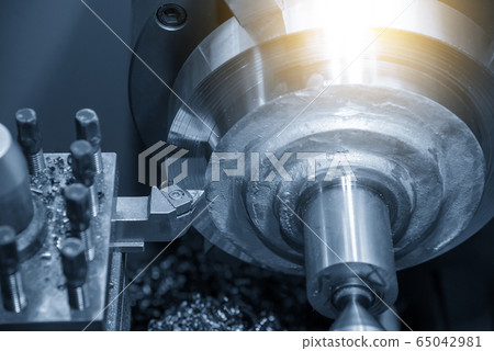 The operation of lathe machine rough cutting. 65042981