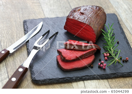 在真空中低溫煮熟的烤鹿肉 在真空中低溫煮熟的烤鹿肉 65044299