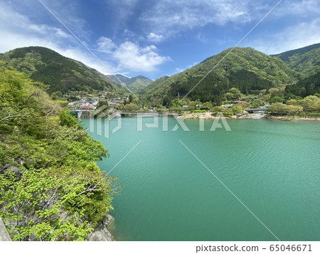 淡澤湖清新綠色風光 65046671