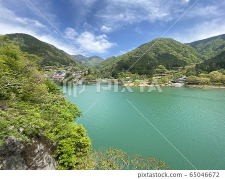 淡澤湖清新綠色風光 65046672