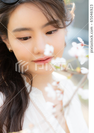 春天的年輕女老師 春天的年輕女老師 65046923