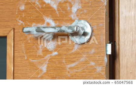 Door handle desinfection with soap foam 65047568
